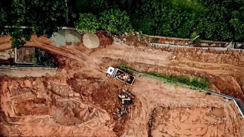 Banner image of trucks loading up with sand at an excavation site in São Paulo, Brazil. Image by Gezerasph Sao Miguel.