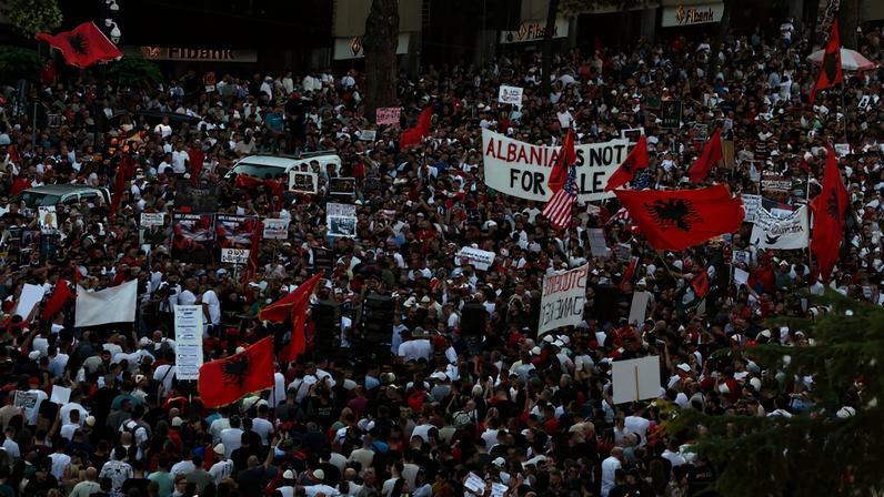 Revolta de flamencos contra megaprojéticos da família Trump na Albânia