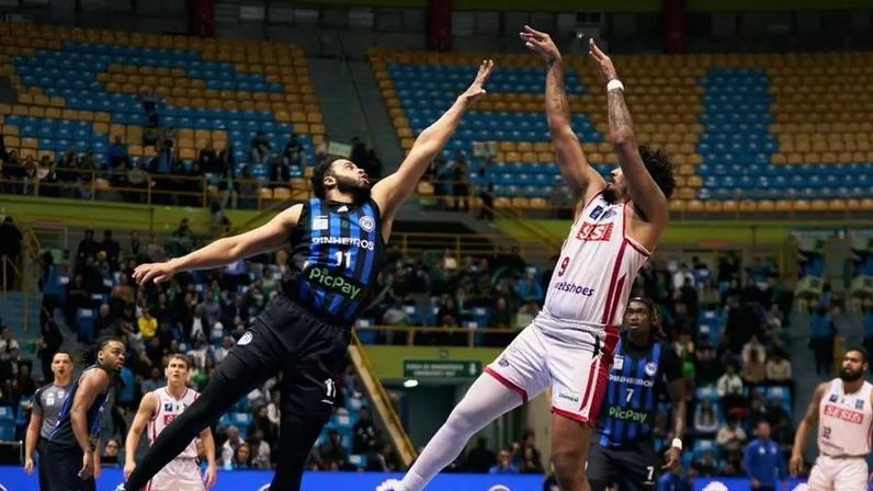 Lucas Dias foi o cestiha do Franca na vitória sobre o Pinheiros (Foto: Yuri Reuters)