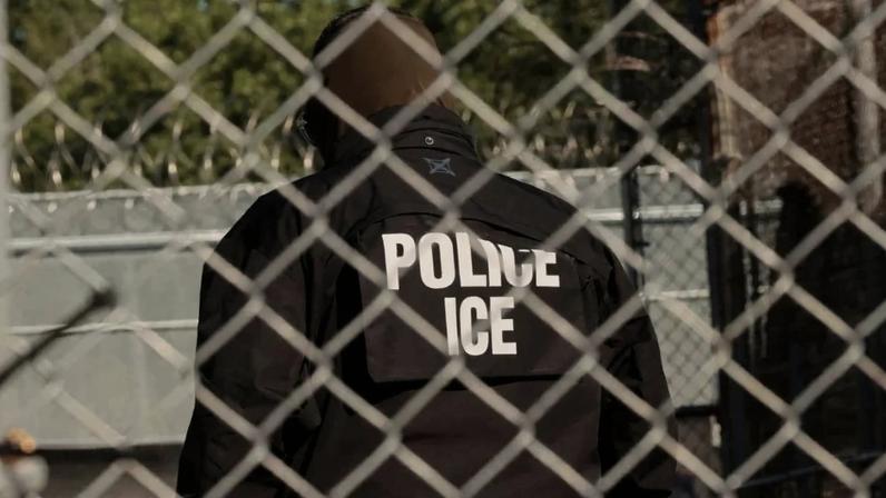 Agente do ICE em Newark, New Jersey, em 2 de junho de 2026. Foto: Michael M. Santiago/Getty Images North América/Getty Images via AFP