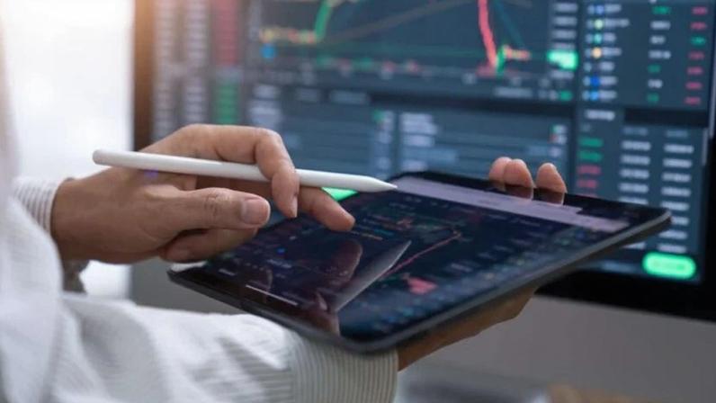 Investir internacionalmente permite uma diversificação mais ampla, o que pode ajudar a mitigar os riscos associados à exposição excessiva a um único mercado