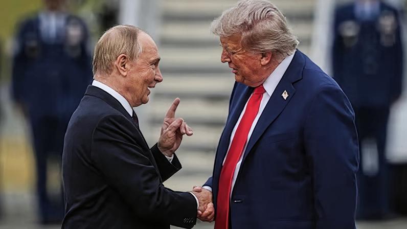 Putin y Trump se saludaban el 15 de agosto pasado en la cumbre que mantuvieron en Alaska.