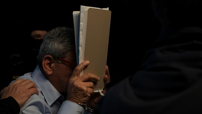 Un antiguo agente de los servicios de inteligencia sirios comparece ante la justicia en Austria acusado de delitos que incluyen tortura y agresión sexual por los abusos cometidos contra opositores durante el régimen de Bachar el Asad, este lunes en Viena.