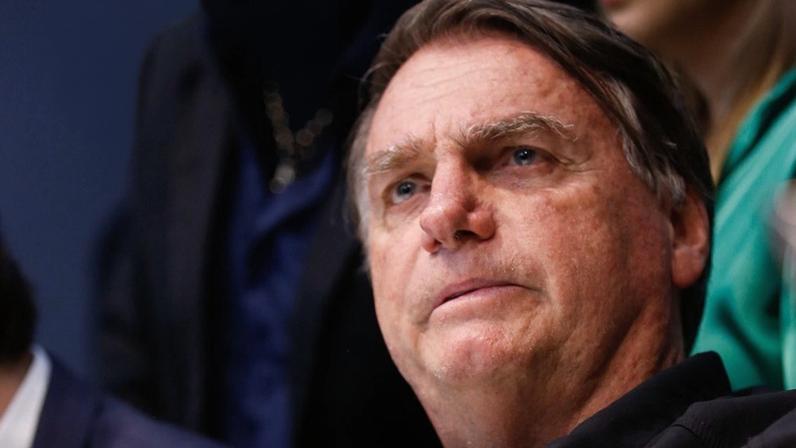 Polícia interroga Bolsonaro antes de Moraes decidir sobre retorno à Papudinha