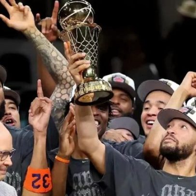 Jalen Brunson faz feito inédito após conquistar título da NBA com amigos