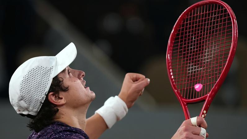 João Fonseca celebra vitória contra Casper Ruud em Roland Garros (Foto: Dimitar DILKOFF / AFP)