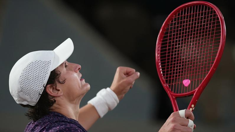 João Fonseca celebra vitória contra Casper Ruud em Roland Garros (Foto: Dimitar DILKOFF / AFP)