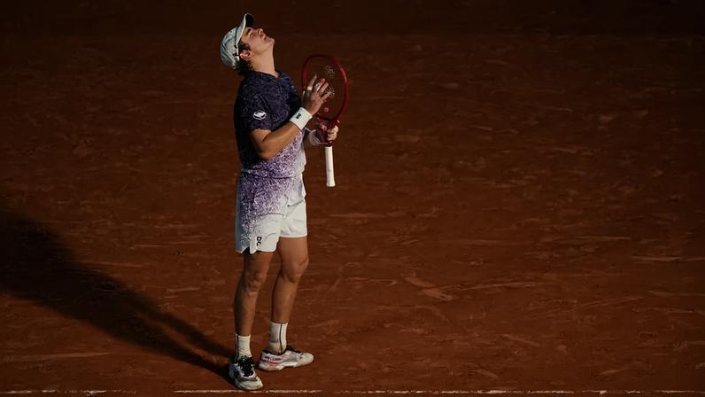 João Fonseca venceu Casper Ruud nas oitavas de Roland Garros (Foto: Dimitar DILKOFF / AFP)