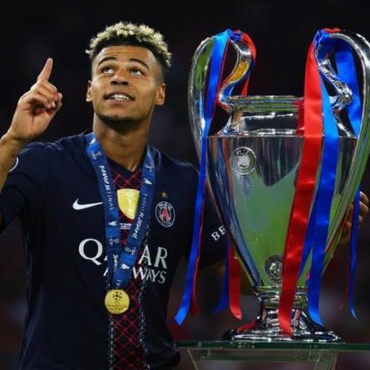 Jogador do PSG ora pela fama de Jesus antes do bicampeonato
