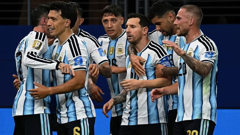 Jogadores da Argentina comemoram gol marcado por Lionel Messi contra a Áustria, na Copa do Mundo (Foto: Paul Ellis/AFP)