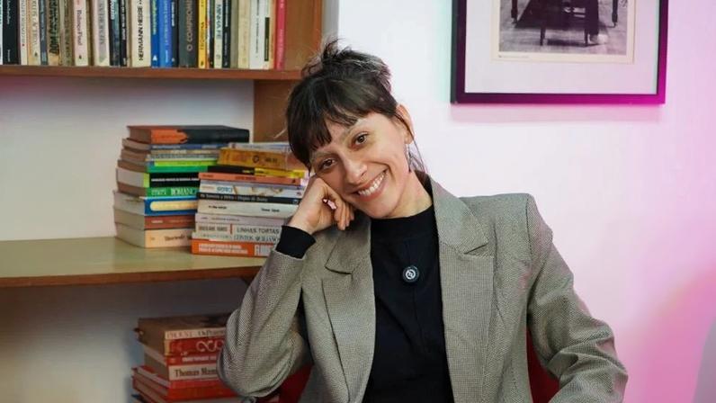 Juliana Linhares lança grande disco e transforma cansaço em tema de invenção