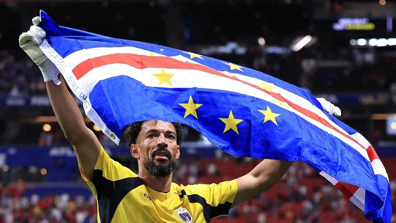 Vozinha, goleiro de Cabo Verde, aplaude os torcedores após o empate por 0 a 0 com a Espanha pela fase de grupos da Copa do Mundo de 2026, em Atlanta.