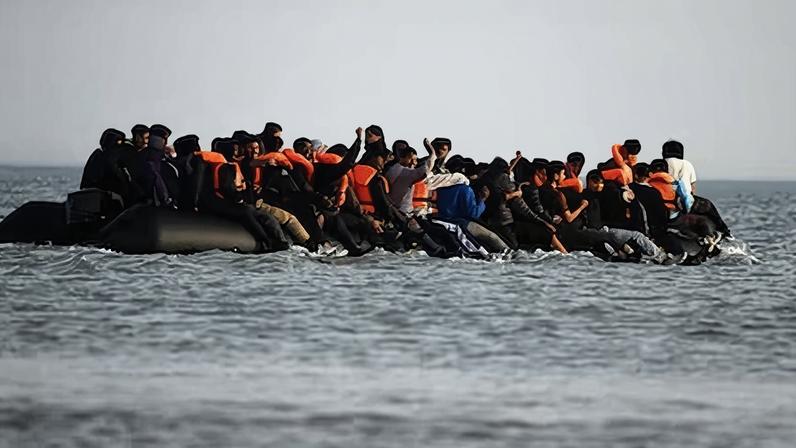 Un grupo de emigrantes trata de cruzar el canal de la Mancha de Francia a Gran bretaña el 23 de mayo.