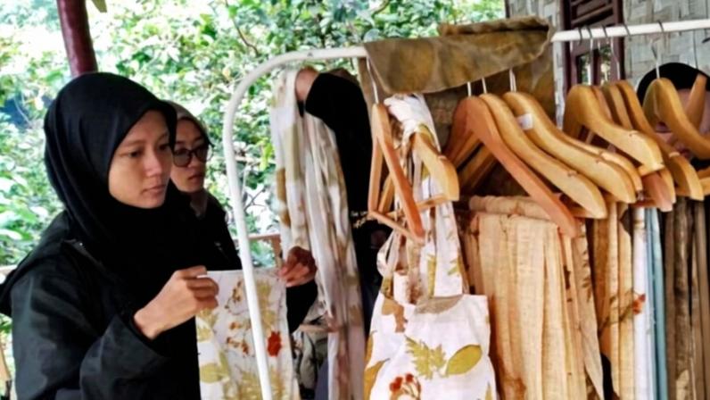 This is ecoprint fabric created by the Ambu Halimun women's group, utilizing plants found in the surrounding Halimun forest. Photo: Falahi Mubarok/Mongabay Indonesia