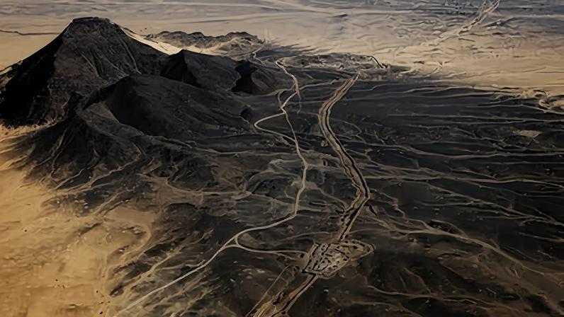 Muro con posiciones militares construido por Marruecos hace cuatro décadas en el Sáhara Occidental para tratar de evitar ataques y avances del Frente Polisario.