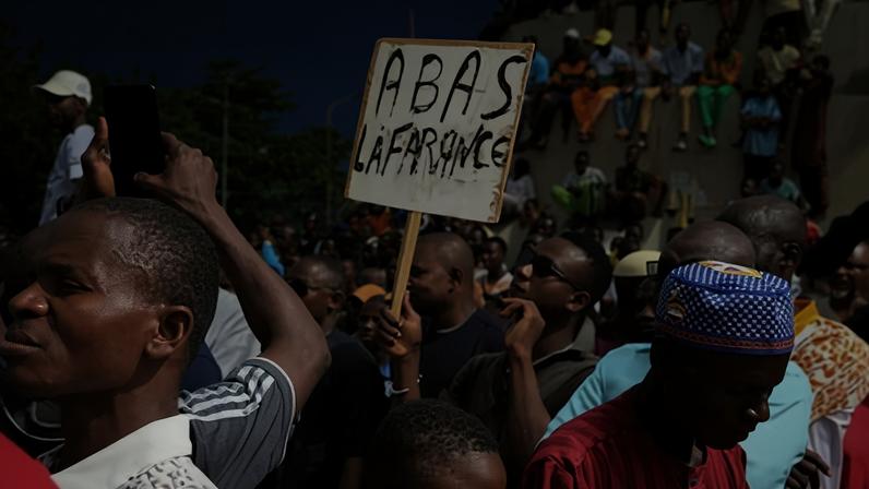 Un manifestante sostiene un cartel con el mensaje "Abajo Francia" durante una protesta en Niamey, capital de Níger, el 3 de agosto de 2023.