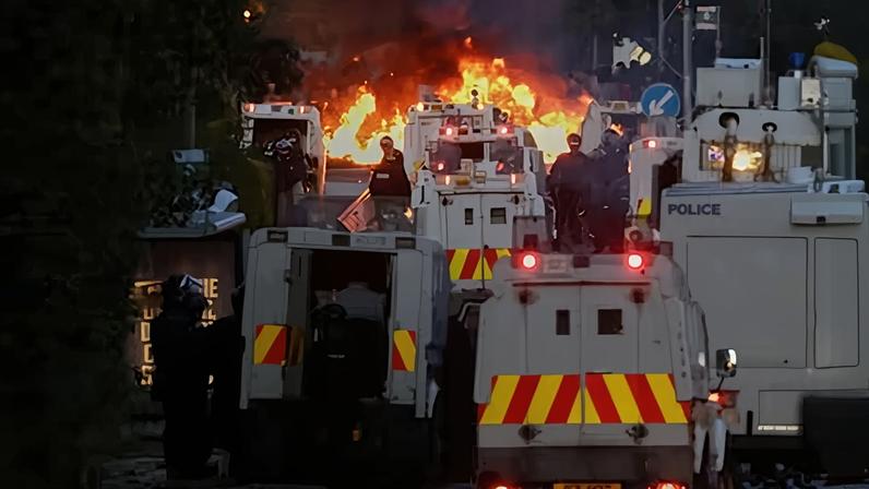 Belfast registra segunda noite de violência contra imigrantes, com focos menores