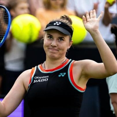 Noskova comemora estreia no top 10 em dia com mais um título