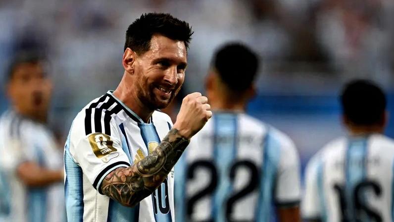 Messi comemora gol marcado pela Argentina sobre a Argélia na estreia da Copa do Mundo de 2026 (Foto: Roberto Schmidt/AFP)