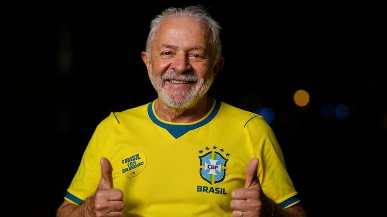 Lula com a camisa da seleção brasileira antes da Copa do Mundo.