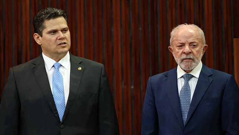 O presidente do Senado Federal, Davi Alcolumbre (União-AP), ao lado do presidente Lula (PT). Foto: Valter Campanato/Agência Brasil