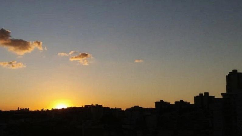 Falta de nuvens durante a noite acentua o resfriamento noturno em Belo Horizonte e recorde de frio para 2026 pode ser batido no fim de semana prolongado. (Foto: Belo Horizontem, MG, Vanessa Gehm)