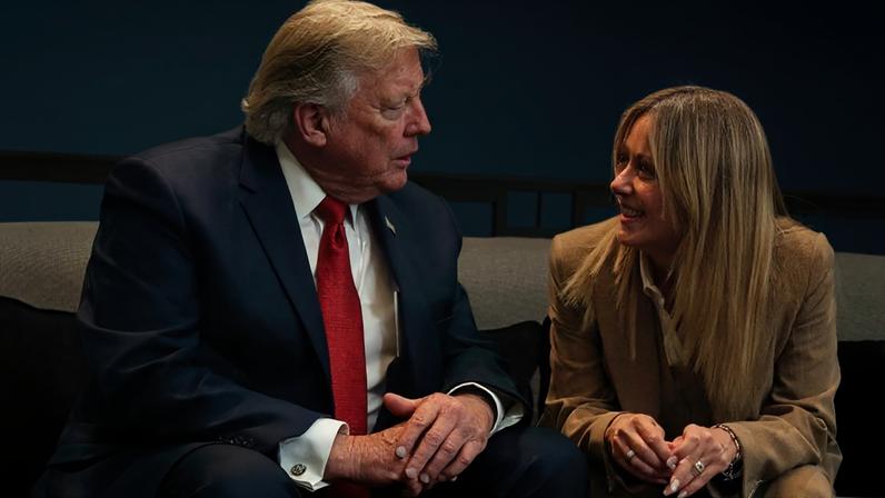 Trump abre nova crise com Meloni ao dizer que tirou foto no G7 por pena