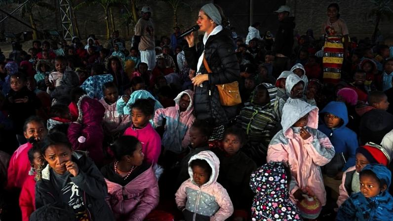 Ação social distribui agasalhos para crianças em Madagascar