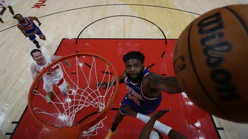 Lakers e Bulls disputam Mitchell Robinson, dizem fontes