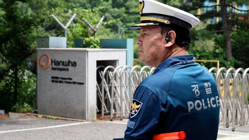 Un policía en la entrada principal de la fábrica de Hanwha Aerospace en Daejeon, Corea del Sur, este lunes.