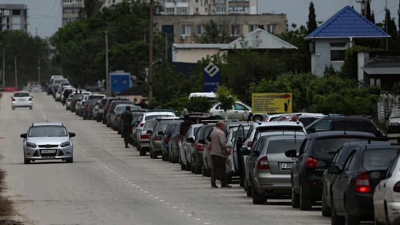 Ucrânia aperta a Crimeia: corta acessos por terra, mar e ar