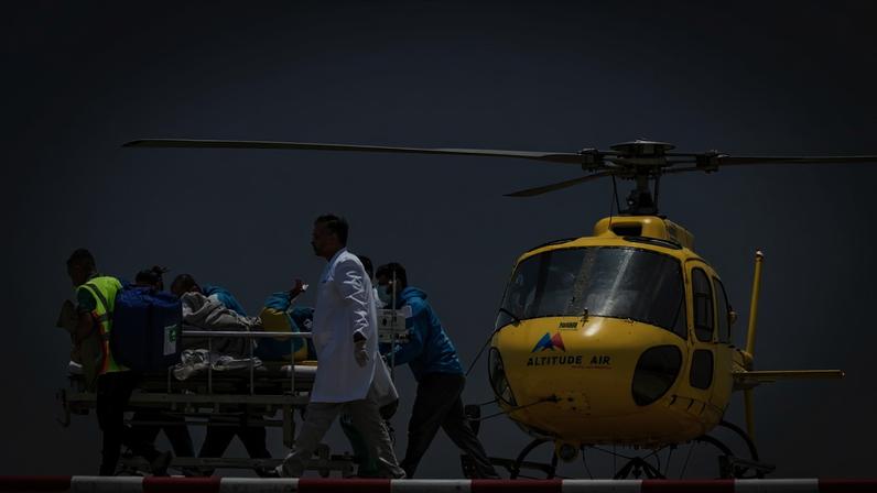 Transporte de Dawa Sherpa após resgate, em 4 de junho de 2026. Foto: Prabin Ranabhat/AFP