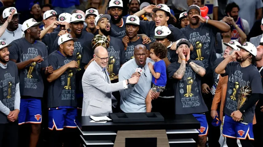 O New York Knicks é o grande campeão da temporada 2025/26 da NBA. A equipe bateu o San Antonio Spurs em cinco jogos nas finais e voltou a vencer depois de 53 anos. Clique nas setas para ver algumas curiosidades do Knicks.