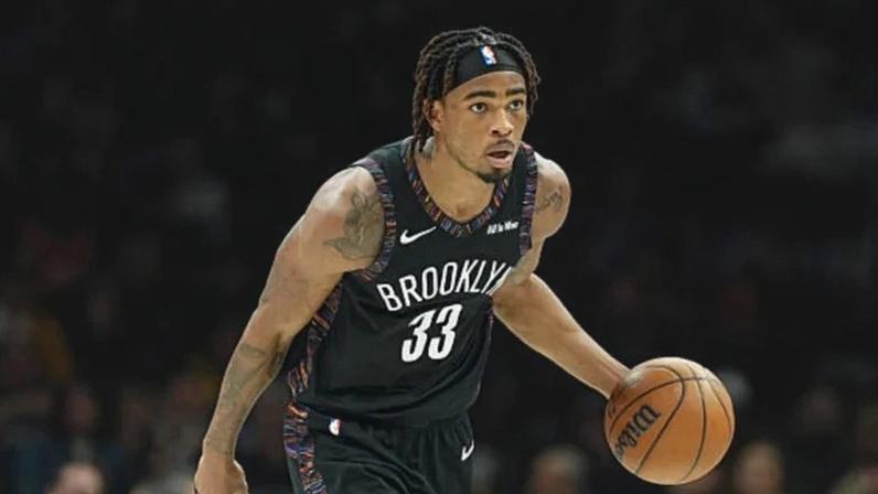Hornets miram Nic Claxton para reforçar o garrafão na NBA