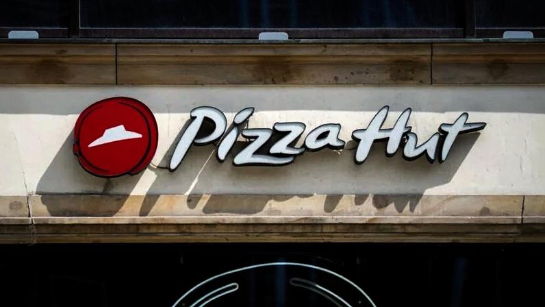 Acordo rompe união histórica da rede com KFC e Taco Bell. Conclusão do negócio de venda da Pizza Hut está prevista para o terceiro trimestre de 2026