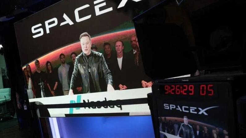 Elon Musk, fundador e CEO da SpaceX, participa por vídeo da cerimônia de toque do sino de abertura da Nasdaq, em Nova York, durante a estreia das ações da companhia na bolsa, em 12 de junho de 2026