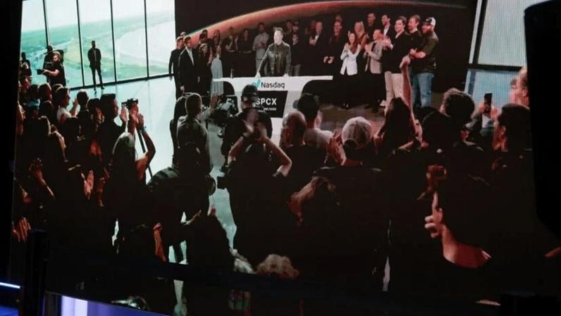 Elon Musk, fundador e CEO da SpaceX, participa por vídeo da cerimônia de abertura do pregão da Nasdaq durante o IPO da companhia, em Nova York
