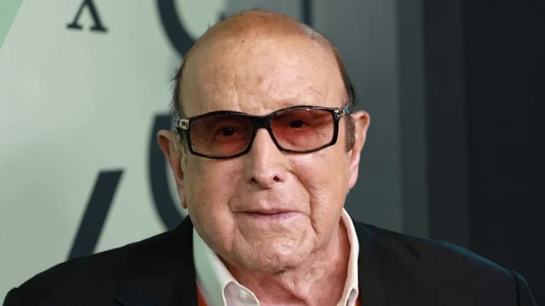 Clive Davis participa do tapete vermelho de Springsteen: Deliver Me From Nowhere durante a 63ª edição do Festival de Cinema de Nova York, realizado no Alice Tully Hall, no Lincoln Center, em Nova York