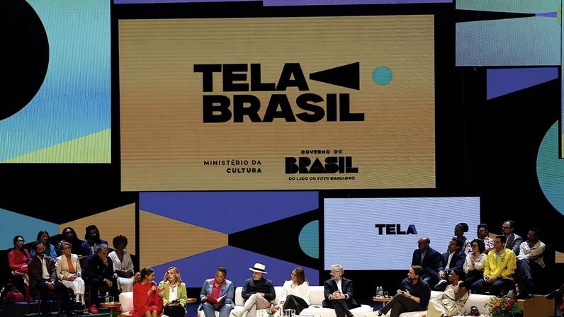 Com barulho. O presidente Lula lançou o projeto no Rio2C. A Hora da Estrela e Deus e o Diabo na Terra do Sol foram os dois títulos mais vistos nos primeiros dias – Imagem: Fernando Frazão/Agência Brasil e Acervo Cinemateca Brasileira