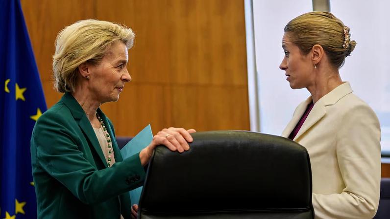 La presidenta de la Comisión Europea, Ursula von der Leyen, habla con Kaja Kallas, la jefa de la diplomacia europea, en marzo de 2025, en Bruselas.