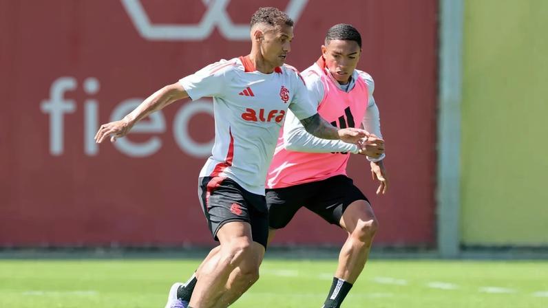 Alan Patrick, meia, e Luis Otávio, volante do Internacional, em treino no CT Parque Gigante (Foto: Ricardo Duarte/SC Internacional)