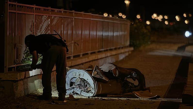 Miembros de las fuerzas de seguridad israelíes examinan un fragmento de un misil iraní interceptado en el norte de Israel, esta madrugada.