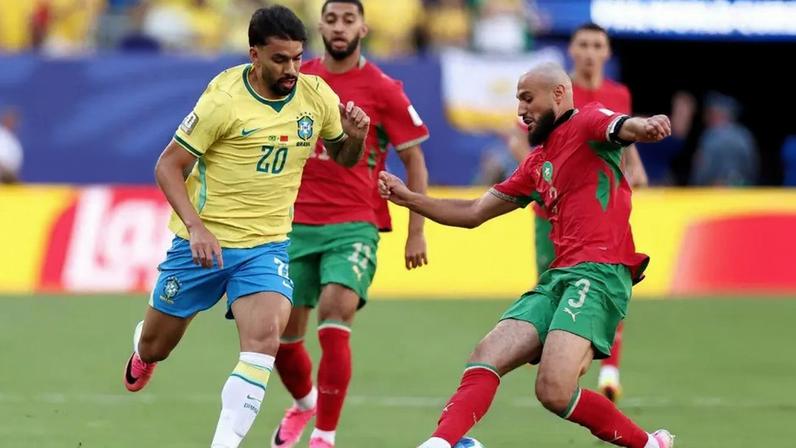 Lucas Paquetá disputa bola com Mazraoui em Brasil x Marrocos, pela Copa do Mundo (Foto: Charly Triballeau/AFP)