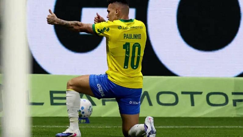 Paulinho, atacante do Palmeiras, comemora gol marcado contra a Chapecoense (Foto: Cesar Greco/Palmeiras/by Canon)