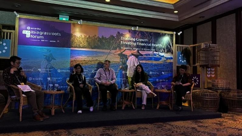 Panelists sit during a discussion on how to build inclusive agriculture at scale. Michelle Arsjad (second from left) and Alex Arnall (third from left) are among the speakers. Image by Naina Rao.