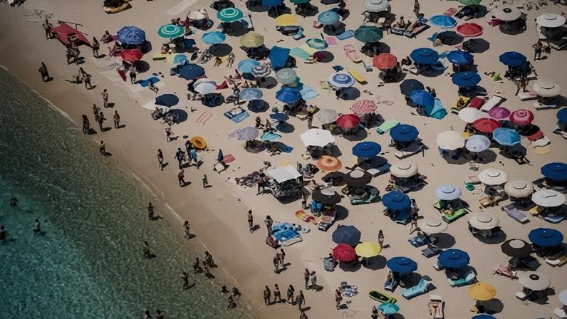 Praia italiana proíbe guarda-sóis para pessoas entre 10 e 65 anos