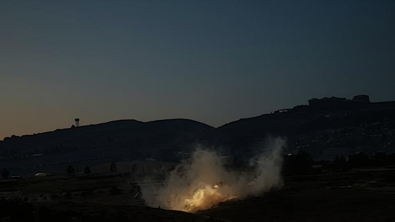 Una columna de humo se levanta tras un ataque israelí en la localidad de Arnoun, en el sur de Líbano, el jueves.