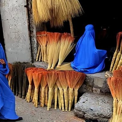 Talibãs reprimem protesto de mulheres em Herat; pedem uso de burca