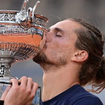 Zverev supera Alcaraz em Paris na corrida da temporada
