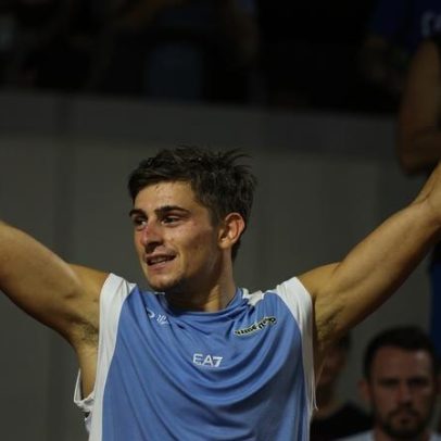 Arnaldi vence Tiafoe em maratona de 5h26 e avança às quartas contra Berrettini